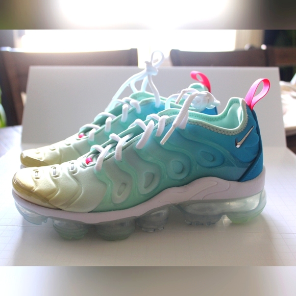 ✨🆕✨ NIKE AIR VAPORMAX PLUS - Picture 1 of 10